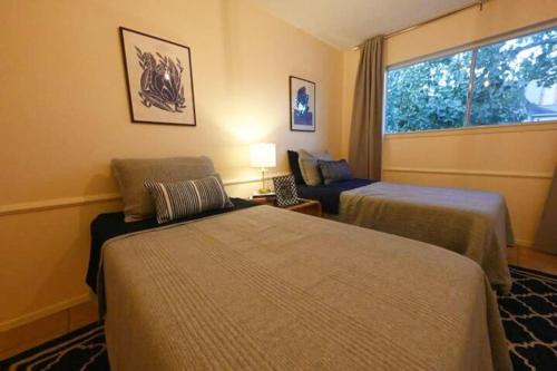 una camera d'albergo con due letti e una finestra di Place de la Rio Grand a Brownsville