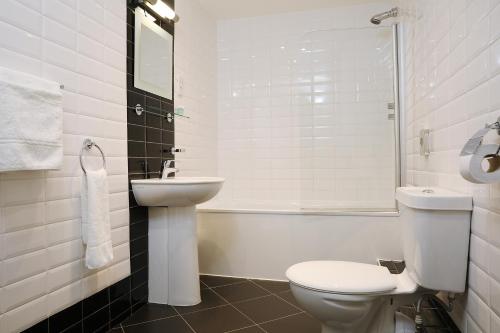 Cairn Hotel & Apartmentsにあるバスルーム