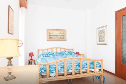 ヴェンティミリアにあるnervia 52のベッドルーム1室(木製ベッド1台、青いシーツ付)