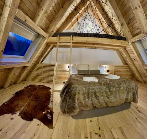 Postel nebo postele na pokoji v ubytování Muntanyó Luxury Lodge con sauna, parking y guardaesquis en Ruda