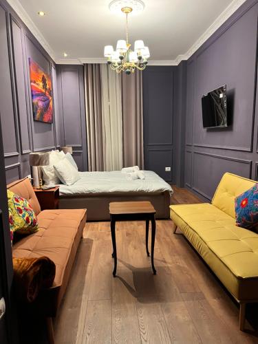 - un salon avec un lit et un canapé dans l'établissement Amo's Hotel, à Shkodër