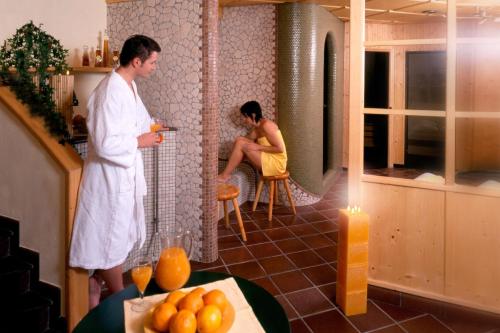 Un uomo e una donna in una cucina con una candela di Apparthaus Villa Knauer a Mayrhofen