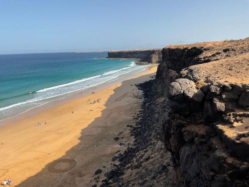 an aerial view of a beach with people on it at Apartamento tranquilo Sun Beach in Caleta De Fuste