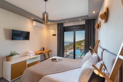 een hotelkamer met een bed en een balkon bij The View Hotel Perdika in Perdika