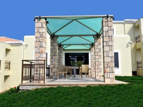 a patio with a table and chairs in a house at Finiki Plaza in Methoni
