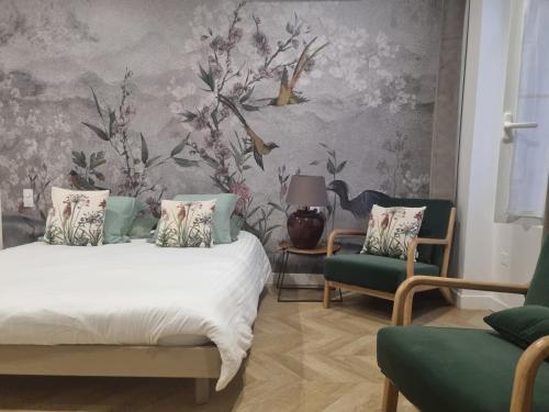 een slaapkamer met een bed en een muurschildering bij Angelina in Bastia