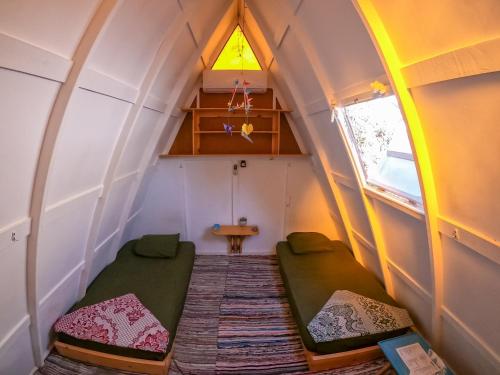 Habitación con 2 camas en una habitación pequeña con ventana en Elrayga Camp Dahab, en Dahab