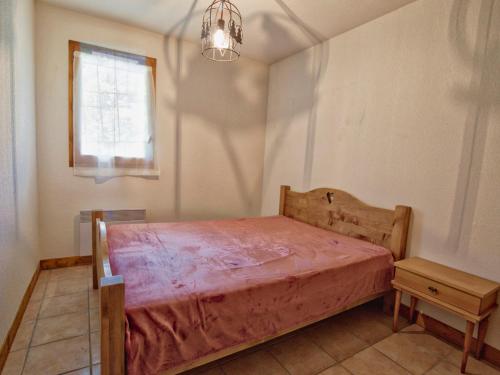 une chambre avec un lit, une fenêtre et une table dans l'établissement Appartement au pied des pistes avec grande terrasse et parking - FR-1-505-36, à Flumet
