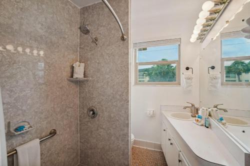 La salle de bains est pourvue d'une douche et d'un lavabo. dans l'établissement Friendly Native 507, à St. Pete Beach