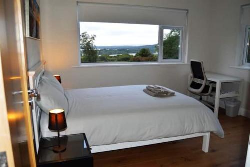 Tempat tidur dalam kamar di Twin Lake View - Bungalow in Pontoon