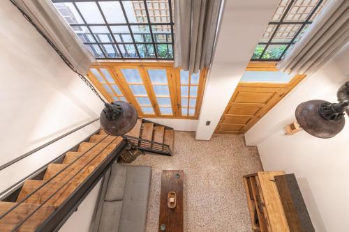 una vista aérea de las escaleras en una casa con tragaluz en Stoa Kairi Loft B, en Atenas