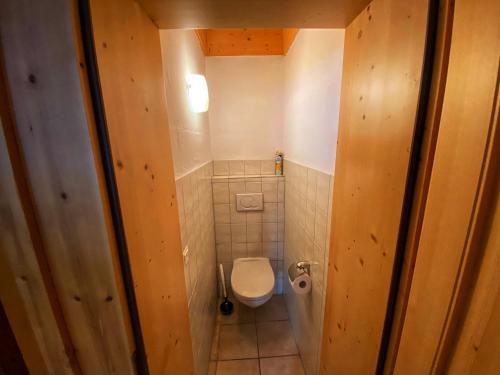 Bilik mandi di Ferienhaus Falbeson