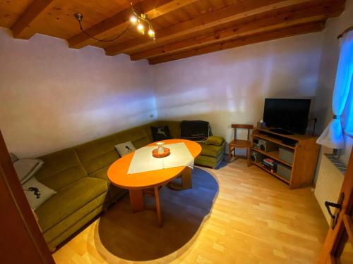 Televisyen dan/atau pusat hiburan di Ferienhaus Falbeson