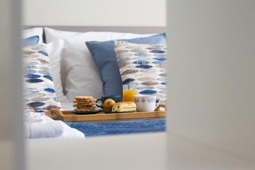 a tray of breakfast food on a bed at Happy Home in Saronno