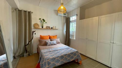 een slaapkamer met een bed en een raam bij Le coquillage in Trou aux Biches
