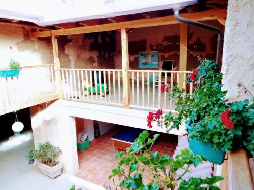 un balcón de una casa con flores y plantas en Casa Las Eras, en San Martín del Camino