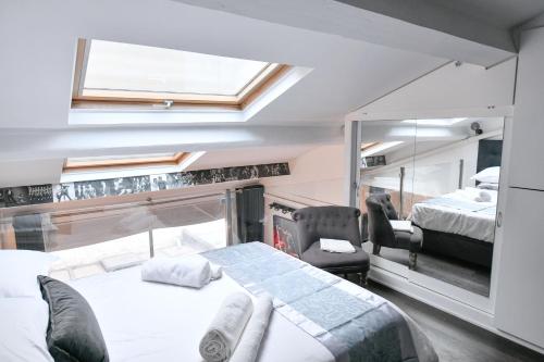 - une chambre avec 2 lits, une fenêtre et une table dans l'établissement Duplex Design & Moderne en plein cœur de Paris, à Paris