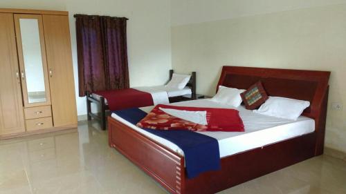 two twin beds in a room with a window at Maravakandy Farm and Guest House in Masinagudi