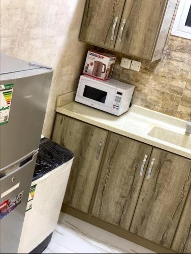 a microwave sitting on top of a counter in a kitchen at المغتره للشقق المخدومه in Ad Dawādimī