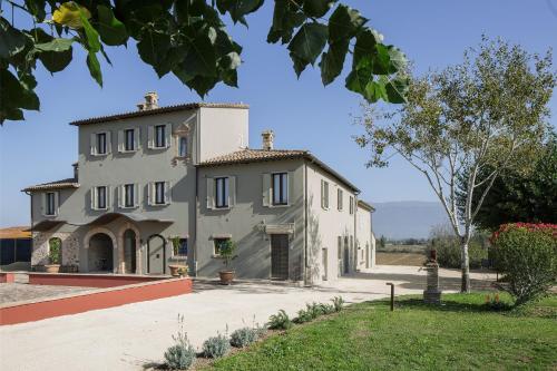 an external view of a large white house at SeiPetali in Cannara