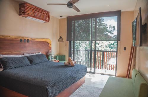 Ένα ή περισσότερα κρεβάτια σε δωμάτιο στο Kataleya Tulum by Zaazil - Stylish & Luxury Penthouse & Apartment , Up to 16 People, Private Pool, Private Hot Tub, Terrace and Roof Top in Luum Zama in the Jungle