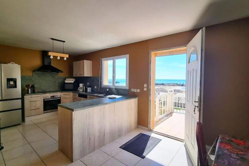 - une grande cuisine avec vue sur l'océan dans l'établissement Villa Tout confort les pieds dans l’eau ! Clim / parking, à Frontignan