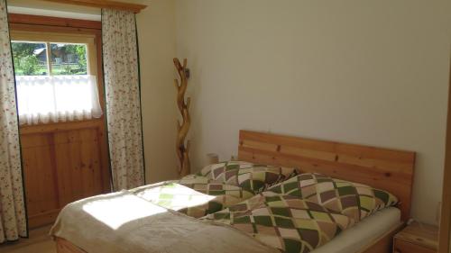 1 dormitorio con cama y ventana en Haus Sonja, en Grundlsee