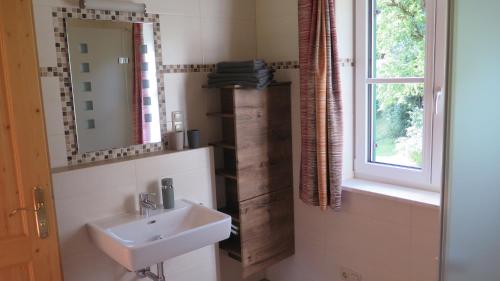 baño con lavabo y ventana en Haus Sonja en Grundlsee