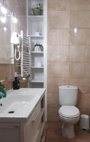 Un baño de Smiling Places - Guest House in Labruge
