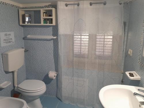 une salle de bain avec toilettes, douche et lavabo dans l'établissement Casa TerraMare, à Palerme