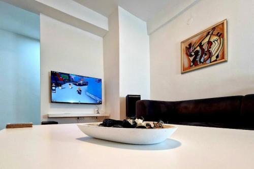 TV a/nebo společenská místnost v ubytování Bright, modern - 2 bedroom condo
