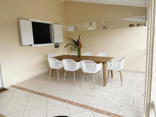 Televiisor ja/või meelelahutuskeskus majutusasutuses Résidence chez Adine