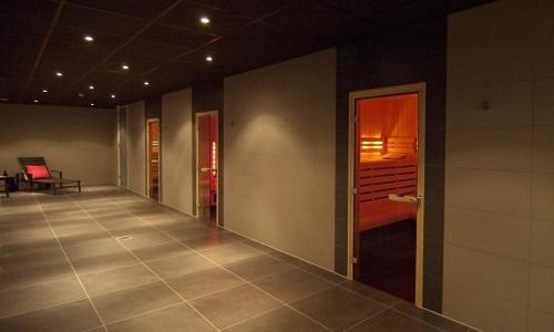 an empty hallway with a room with a door at Hotel Bornholm in West-Terschelling