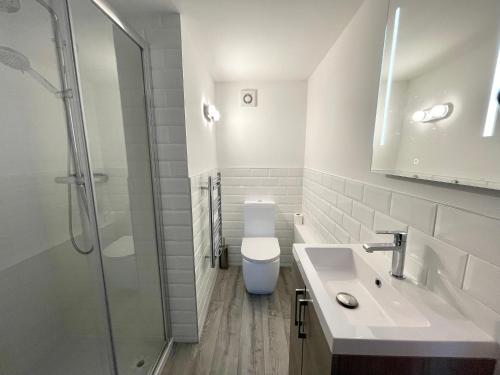 y baño con aseo, lavabo y ducha. en Fantastic 2 Bed Perfect for Stansted Airport en Bishops Stortford