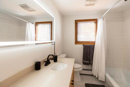 a bathroom with a sink and a toilet and a tub at Spacious 3 bedroom townhouse with tennis courts in Vail