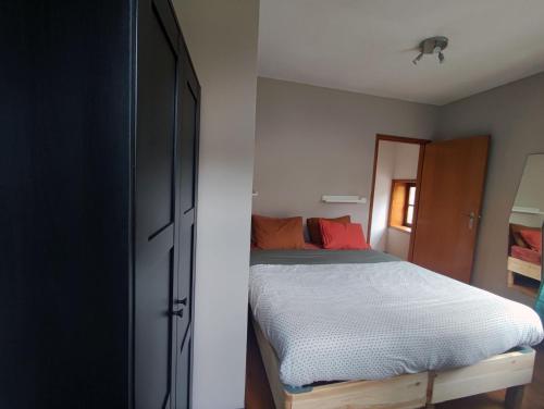 ポルトにあるFullHouse Portoのベッドルーム1室(ベッド1台、クローゼット付)