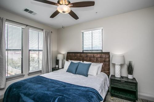 1 dormitorio con 1 cama y ventilador de techo en Rooftop Pool - Golf, Shopping & Dining 2 Miles wtih Parking - 4404, en Scottsdale