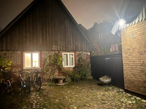 un bâtiment avec des vélos garés devant lui dans l'établissement Studio Råå, à Helsingborg