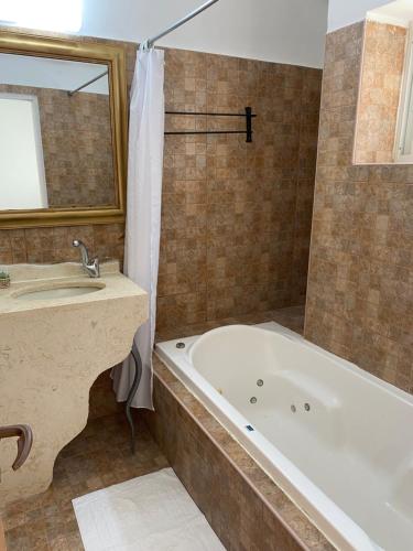 y baño con bañera y lavamanos. en Loren Village, en Neve Zohar
