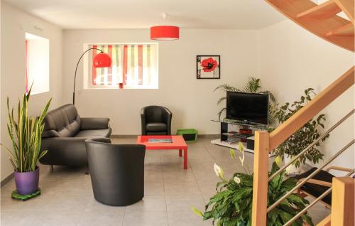 un salon avec un canapé et une télévision dans l'établissement 3 Bedroom Beautiful Home In Dourdain, à Dourdain