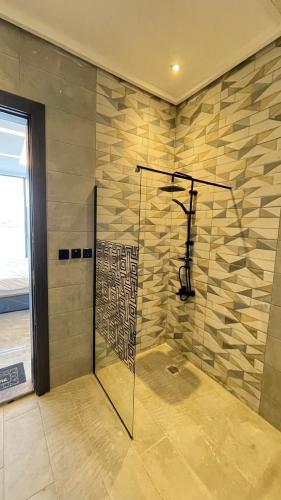 a bathroom with a shower with a glass door at درة العروس فيلا بشاطئ رملي خاص in Durat Alarous