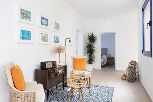 ガラチコにあるGarachico Homes - LA CASA DE VICTORIAのリビングルーム(椅子2脚、デスク付)