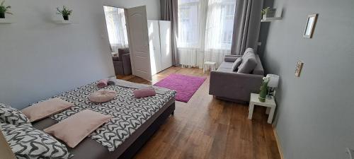 Habitación pequeña con cama y sofá en Sweet 16 Apartment in the Party District, en Budapest