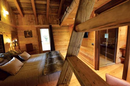 una vista aérea de una sala de estar en una cabaña de madera en La Maison de Dolphe Chalet de Charme & Art gallery, en Brusson