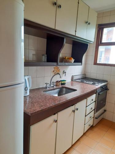 cocina con fregadero y fogones en Departamento 2 amb con 1 dormitorio por Plaza Mitre en Mar del Plata