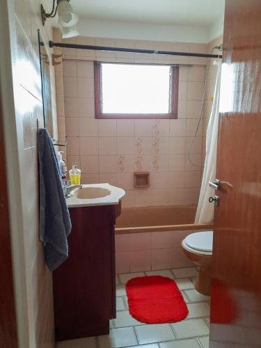 a bathroom with a sink and a tub and a toilet at Departamento 2 amb con 1 dormitorio por Plaza Mitre in Mar del Plata