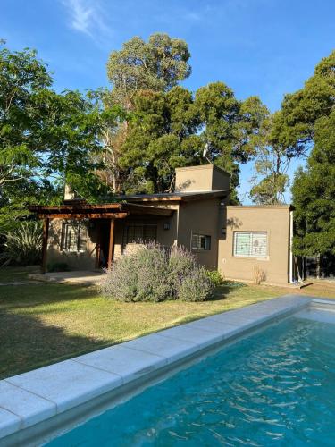 una casa con piscina frente a una casa en Casa/Quinta Las Hayas (A 5 CUADRAS DE LA LAGUNA) en Chascomús