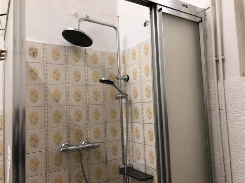 Ένα μπάνιο στο Convenient Shared Apartment - near Danube & Millenium Tower