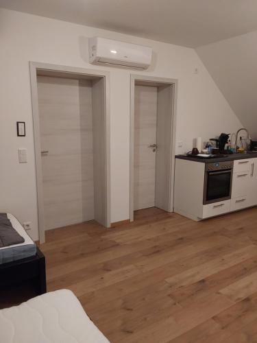 een woonkamer met een keuken en een fornuis bij Messe Apartment BIN in Hildesheim