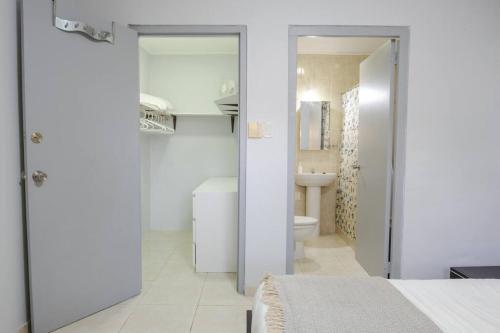 uma casa de banho com um lavatório e um WC num quarto em Villa Marie em Willemstad